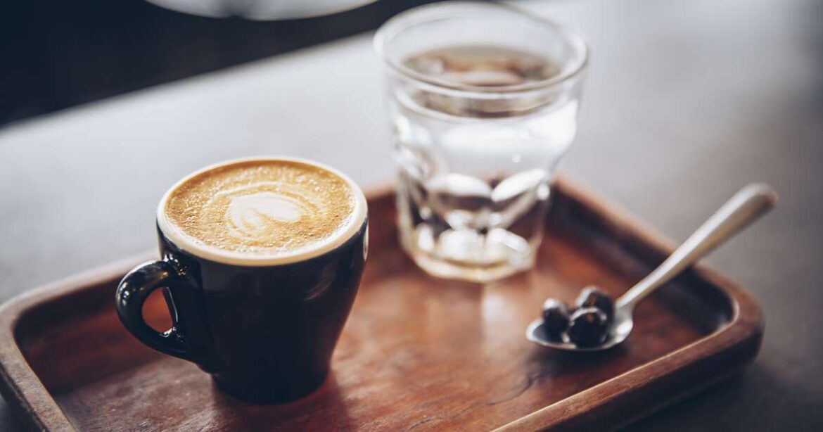 Te sorprenderá descubrir qué sirvió el agua con tu café.