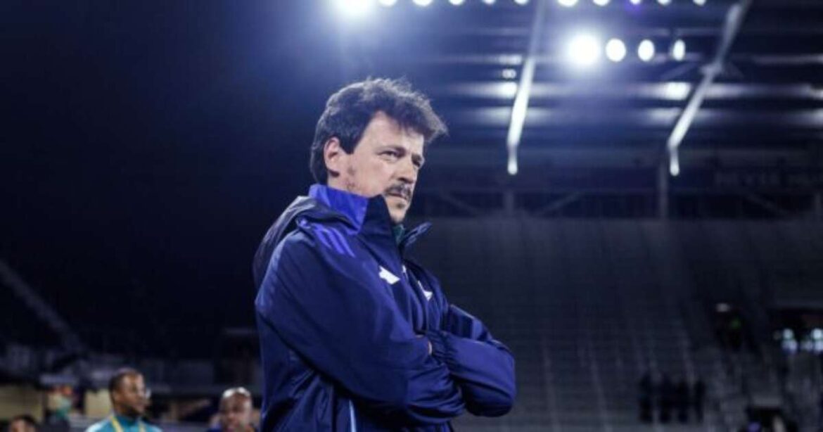 Cruzeiro anunció la dimisión del técnico Fernando Diniz