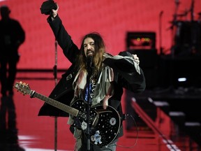 El hijo de Billy Ray Cyrus dice que el padre amenaza con ‘acciones legales’ en el puesto
