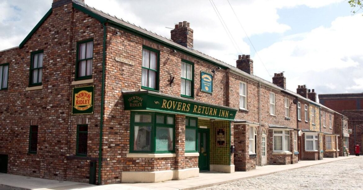 El jabón se vuelve a combinar con el mes de amor en pantalla después de la partida de Coronation Street Star