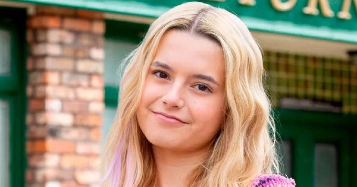 La estrella de Coronation Street, Sydney Martin, salta a un novio de la vida real. Jabón