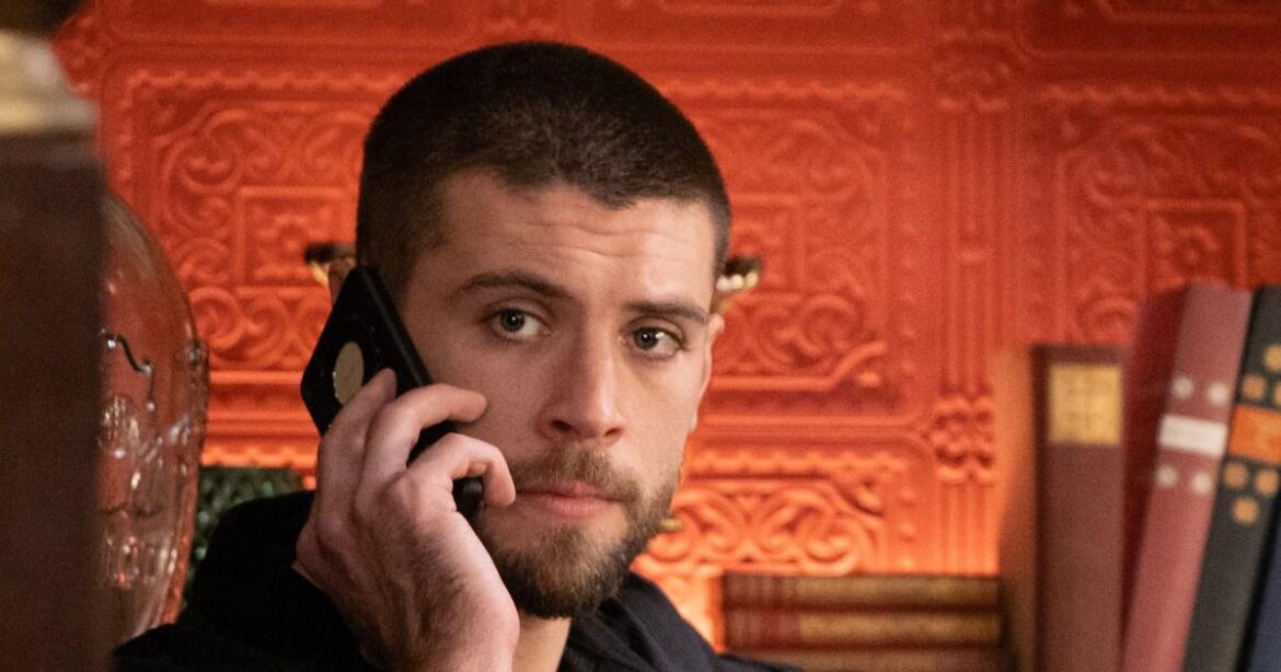 Joe Tate llama al misterio en Emerdale, engañando a Kim, una gran privacidad. Jabón