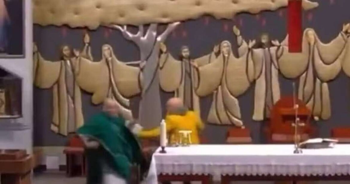 La gente trepa el altar con un cuchillo e intenta apuñalar al sacerdote durante la misa