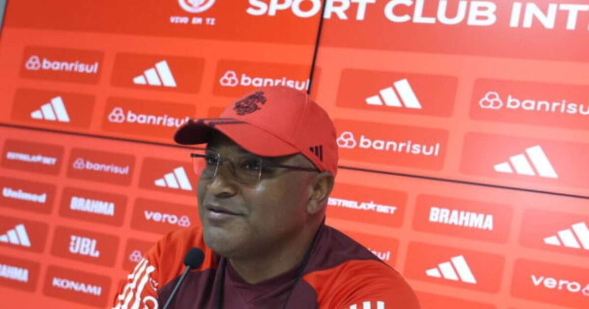 Roger ve interfair en un lenguaje clásico y critica la expulsión