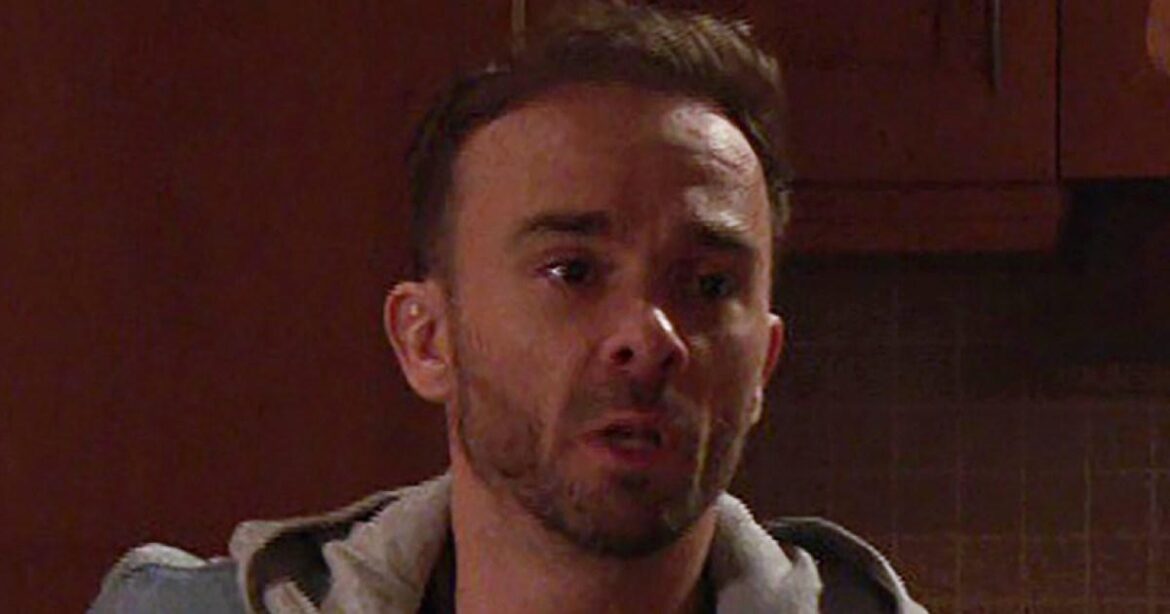 Se ve obligado a vivir en un crimen mientras cae en peligro en Coronation Street