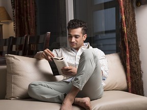 Los hombres dicen que los libros de romance más que las mujeres, dicen estudiar