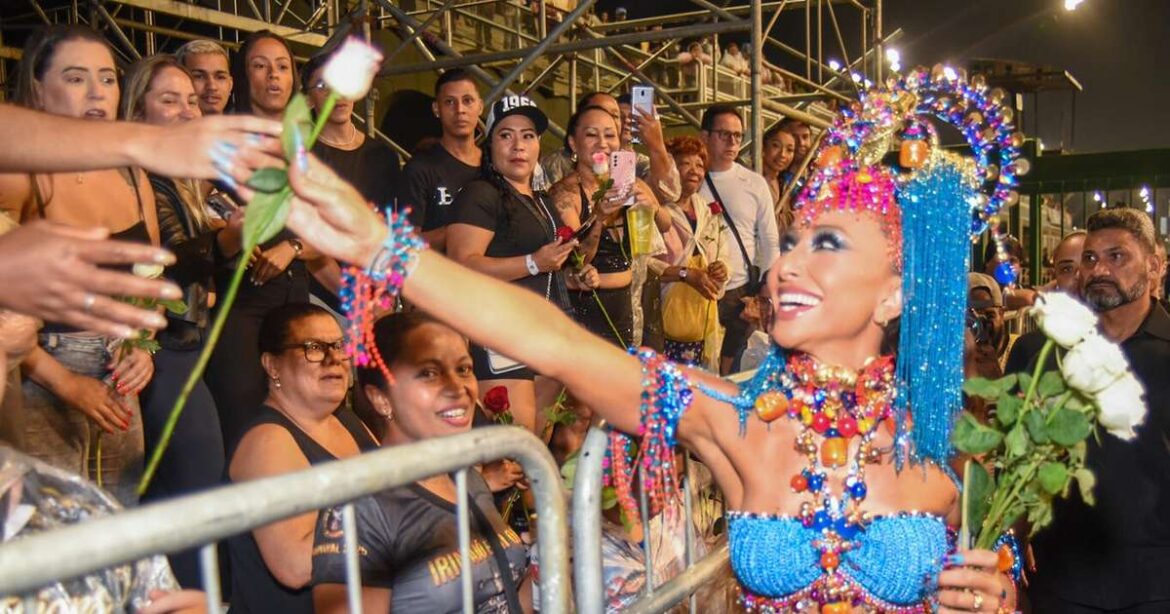 Sabrina distribuye rosas Sato durante el juicio de vacas de confianza